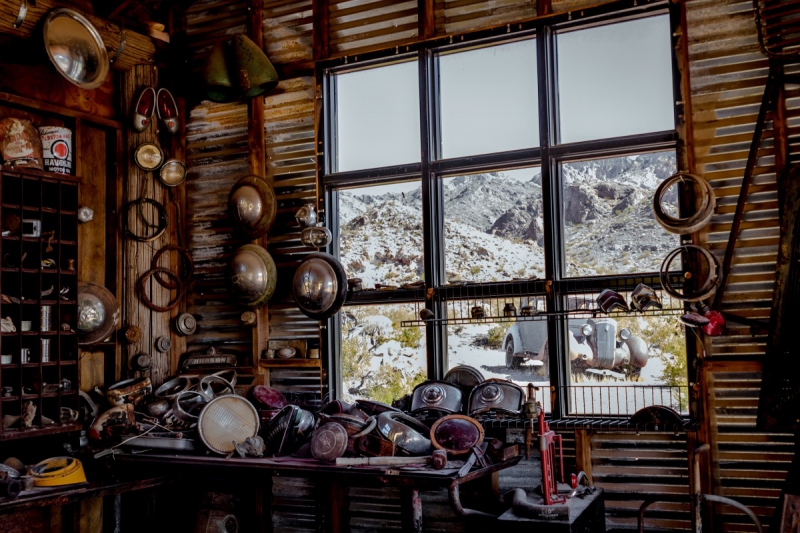 cordonnerie-LES SALLES SUR VERDON-min_shop_window_part_junk_abandoned-138873